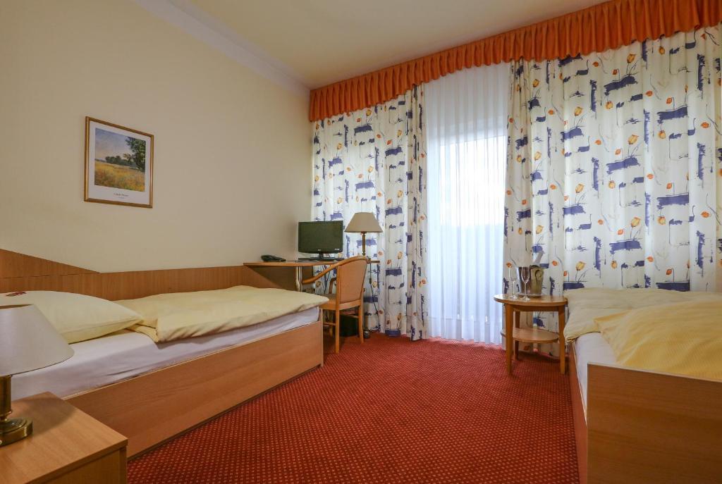 Hotel Restaurant Luedenbach Overath Room photo